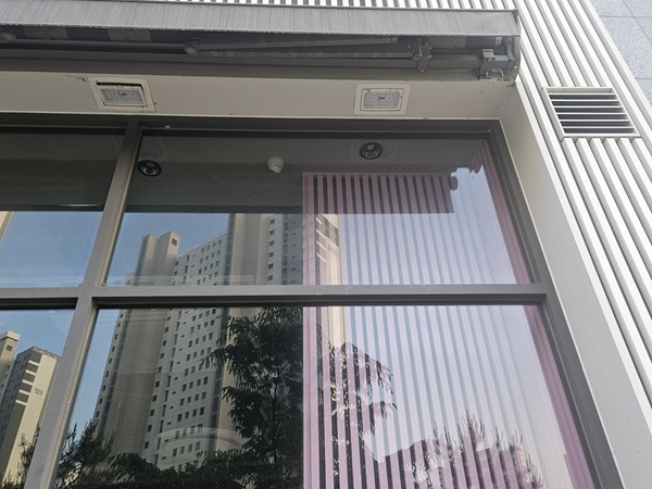 store_window_cleaning_before2.jpg