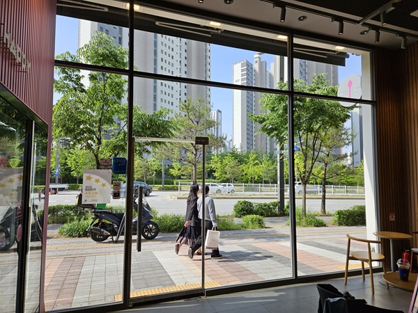 store_window_cleaning_after1.jpg