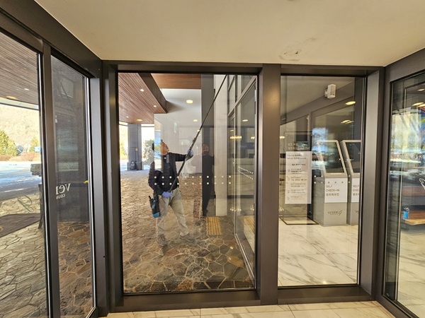resort_window_cleaning.after3.jpg